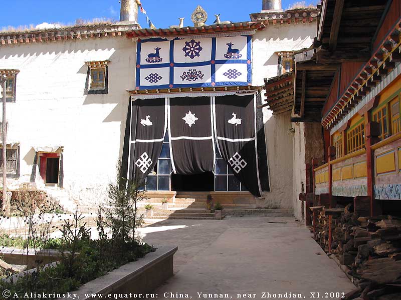 -,   Ganden Sumtseling.  .   .    ,  . (Shangri-La = Zhongdian).