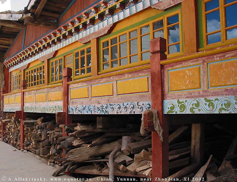 -,   Ganden Sumtseling.  .   .    ,  . (Shangri-La = Zhongdian).