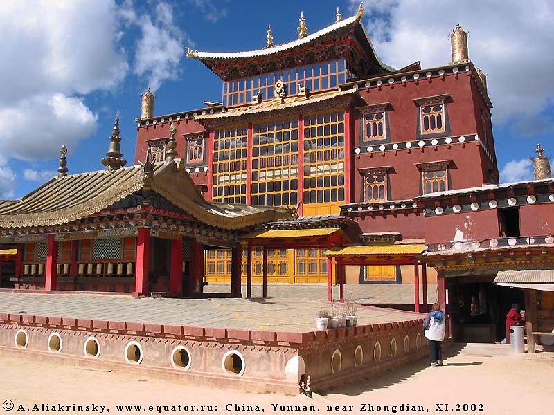 -,   Ganden Sumtseling.  .   .    ,  . (Shangri-La = Zhongdian).